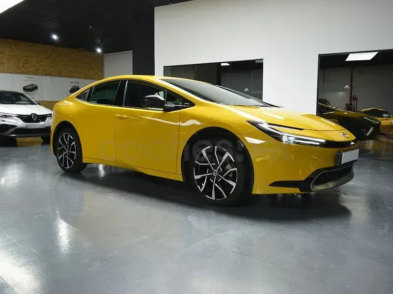 Usado Toyota Prius 122 CV (89 kW) 2023 Amarillo Utilitario