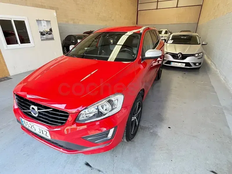 Usado Volvo XC60 R-Design Momentum 150 CV (110 kW) 2017 Rojo SUV