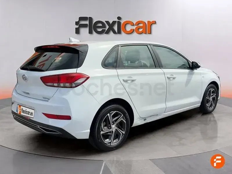 Usado Hyundai i30 120 CV (88 kW) 2021 Blanco Berlina