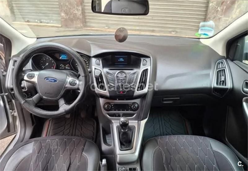 Usado Ford Focus Trend 125 CV (91 kW) 2013 Gris / plata Berlina