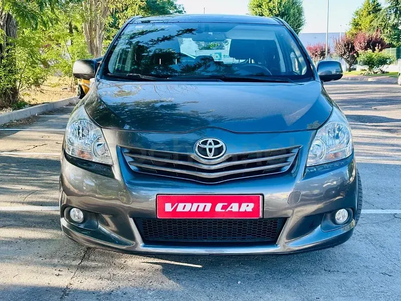 Usado Toyota Verso Multidrive S 147 CV (108 kW) 2010 Gris / plata Monovolumen