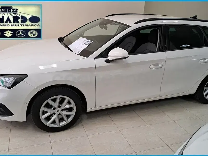 Usado Seat Leon Style 115 CV (84 kW) 2022 Blanco Familiar