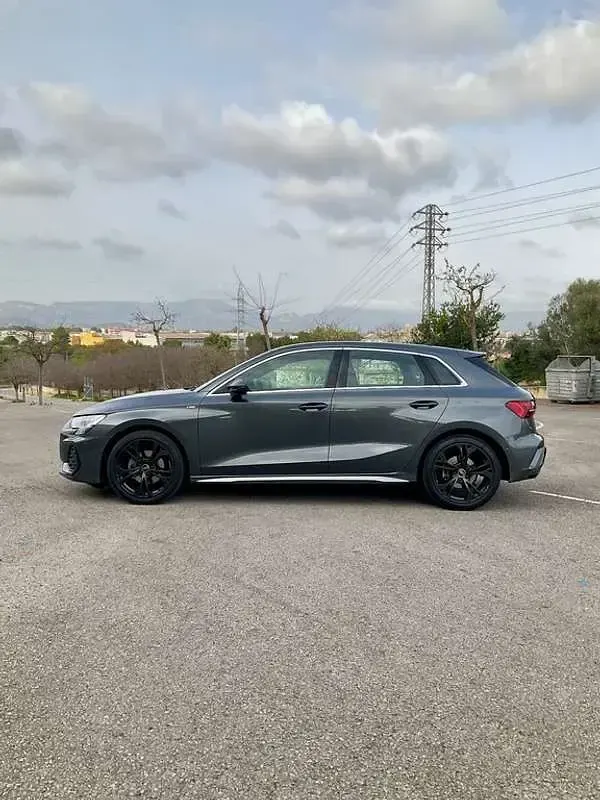 Usado Audi A3 Sportback Ambiente 150 CV (110 kW) 2025 Gris Utilitario