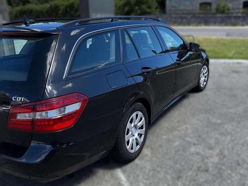 Usado Mercedes E220 Elegance 170 CV (125 kW) 2011 Negro Familiar