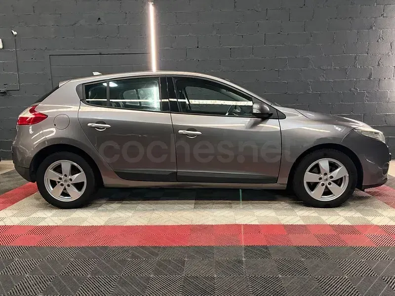 Usado Renault Mégane III Business 105 CV (77 kW) 2009 Gris / plata Berlina
