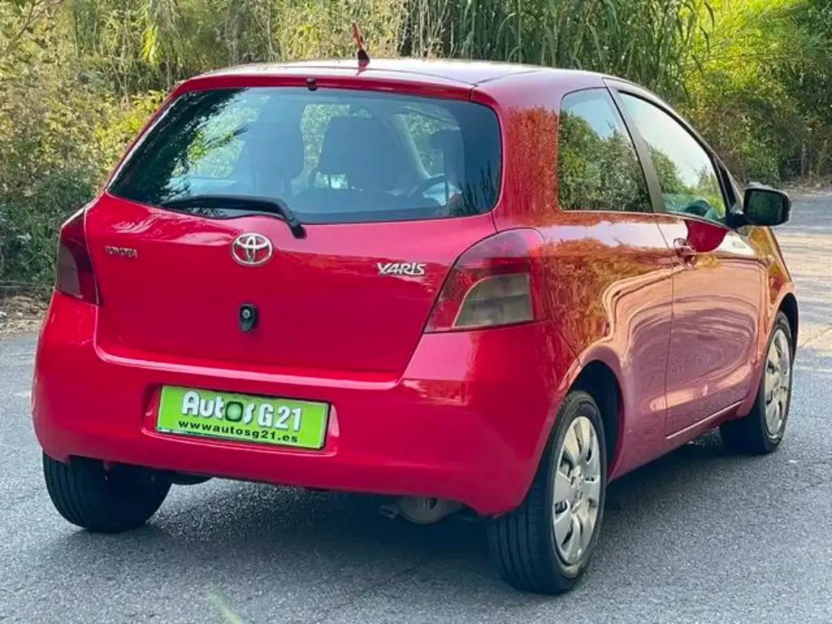 Usado Toyota Yaris Luna 87 CV (63 kW) 2007 Rojo Utilitario