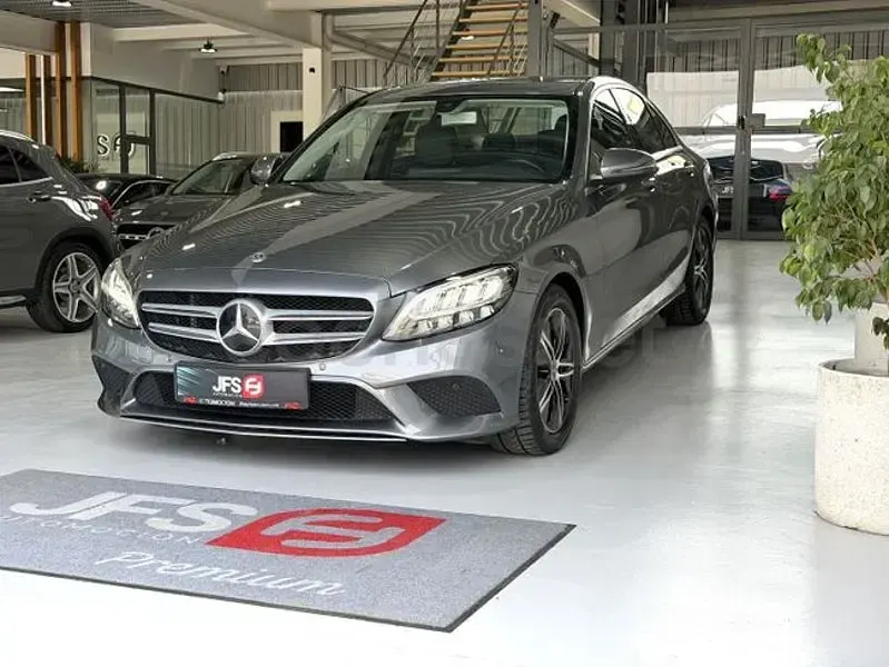 Usado Mercedes C200 160 CV (117 kW) 2019 Gris / plata Berlina