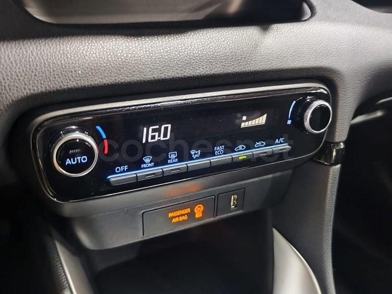 Usado Toyota Yaris Hybrid Active 116 CV (85 kW) 2021 Blanco Berlina