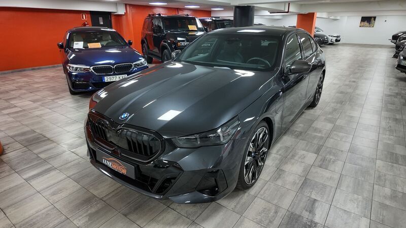 Gris / plata Usado 2024 BMW 550e M Sport Berlina | 81.990 € - Imagen 1/1