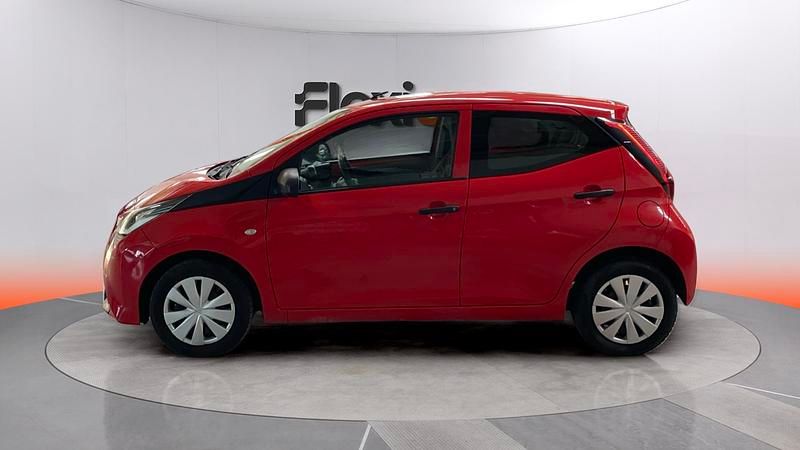 Usado Toyota Aygo X-play 72 CV (52 kW) 2022 Rojo Utilitario