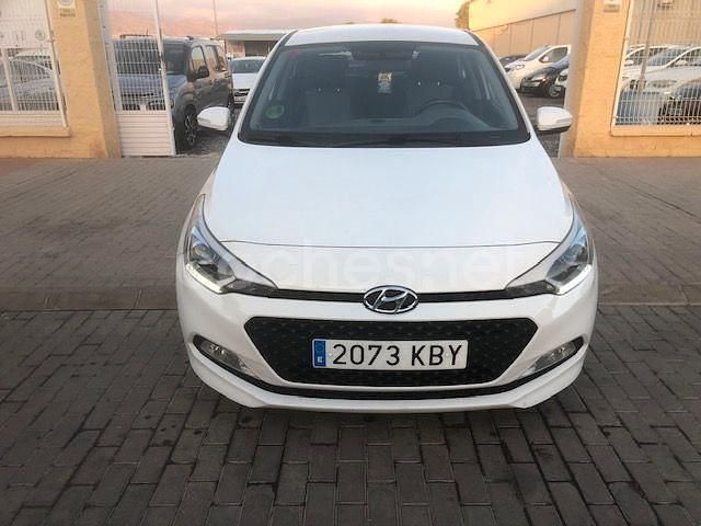 Usado Hyundai i20 75 CV (55 kW) 2017 Blanco Berlina