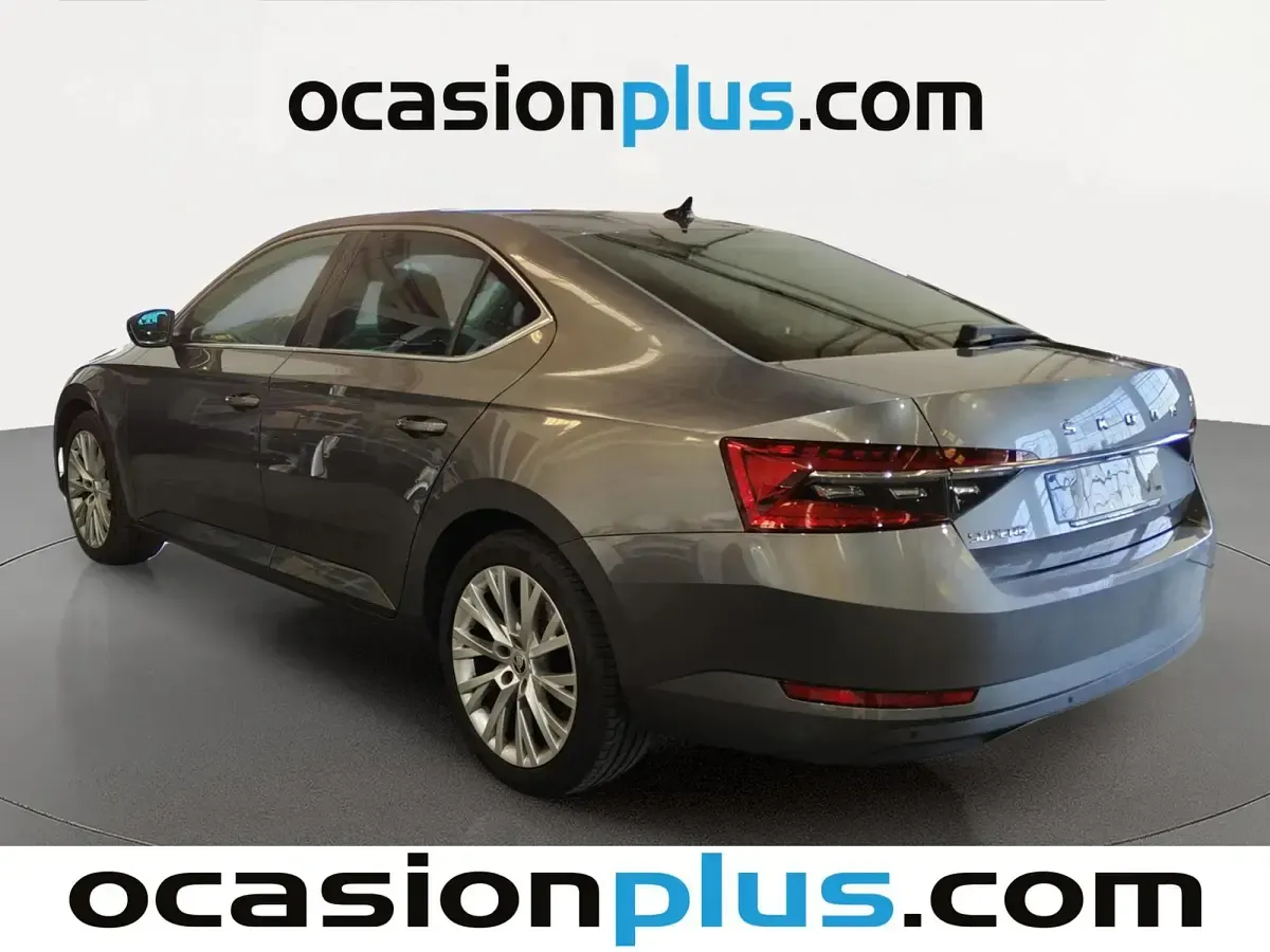 Usado Skoda Superb Style 150 CV (110 kW) 2023 Gris Berlina