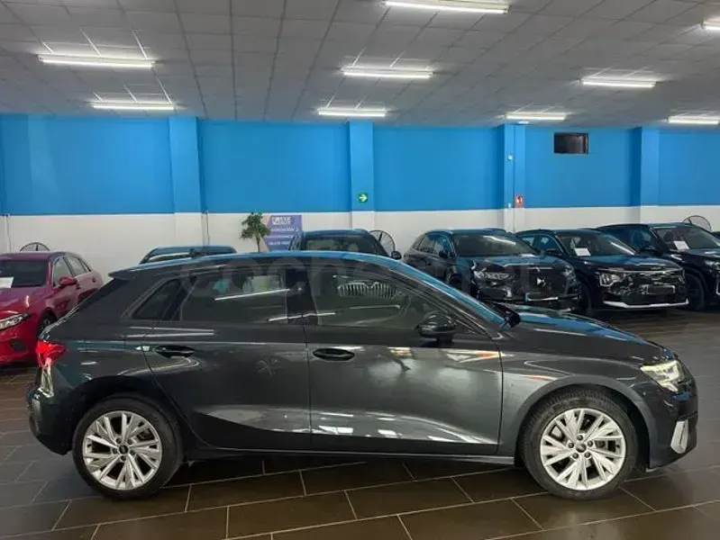 Usado Audi A3 Advanced Plus 110 CV (80 kW) 2021 Gris / plata Berlina