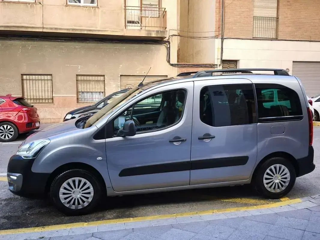 Usado Peugeot TePee Style 99 CV (72 kW) 2017 Gris Van