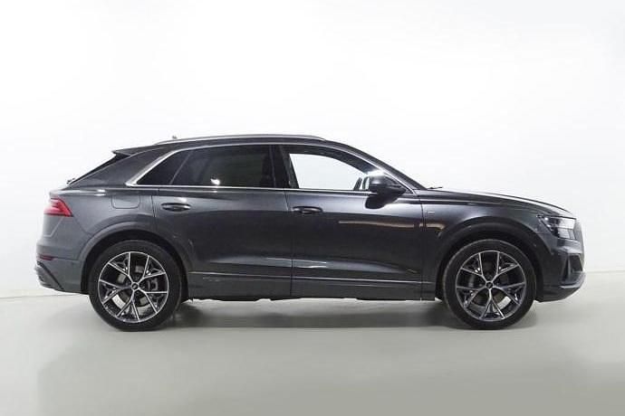 Usado Audi Q8 S-line plus 286 CV (210 kW) 2023 Gris SUV