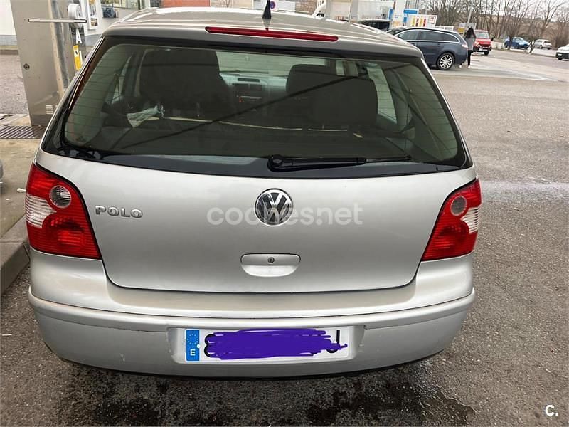 Usado VW Polo Highline 75 CV (55 kW) 2003 Gris / plata Berlina