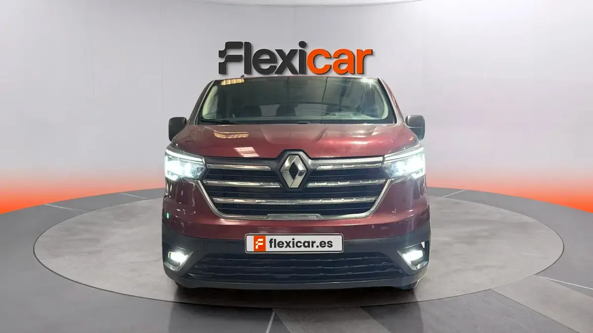 Usado Renault Trafic 110 CV (80 kW) 2024 Granate Monovolumen
