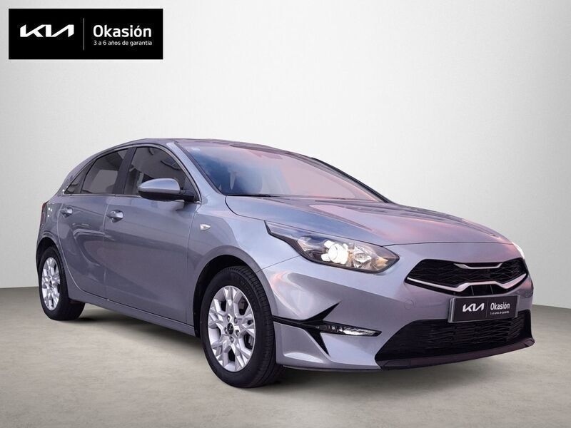 Gris Nuevo 2024 Kia Ceed Berlina | 22.490 € (Precio justo) - Imagen 1/4