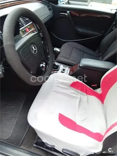 Usado Mercedes C220 Elegance 125 CV (91 kW) 1998 Gris / plata Berlina