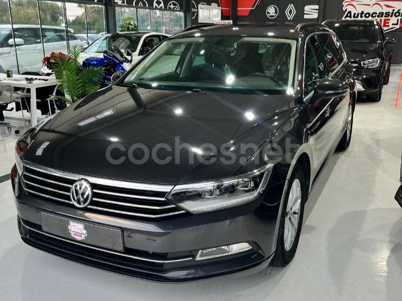 Gris / plata Usado 2018 VW Passat Advance Familiar | 16.899 € (Un poco caro) - Imagen 1/4