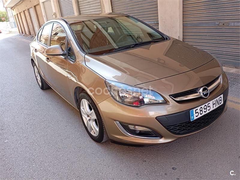Marrón Usado 2012 Opel Astra Selective Berlina | 6200 € (Buen precio) - Imagen 1/4
