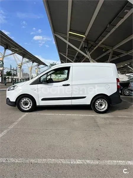 Usado Ford Tourneo Courier Ambiente 75 CV (55 kW) 2020 Blanco Monovolumen
