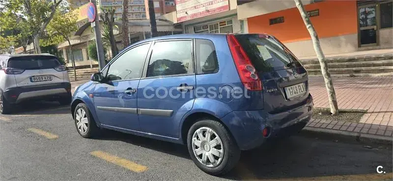 Usado Ford Fiesta 70 CV (51 kW) 2007 Azul Utilitario