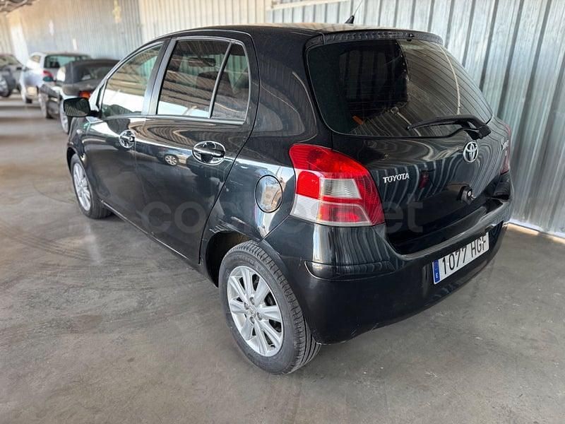 Usado Toyota Yaris Connect Style 90 CV (66 kW) 2011 Negro Utilitario