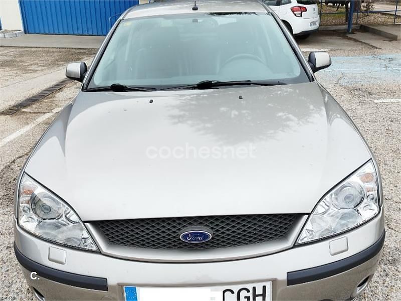 Usado Ford Mondeo Ghia 130 CV (95 kW) 2003 Beige Berlina