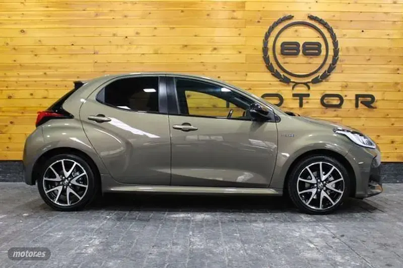 Usado Toyota Yaris Hybrid Plus 116 CV (85 kW) 2021 Gris Berlina