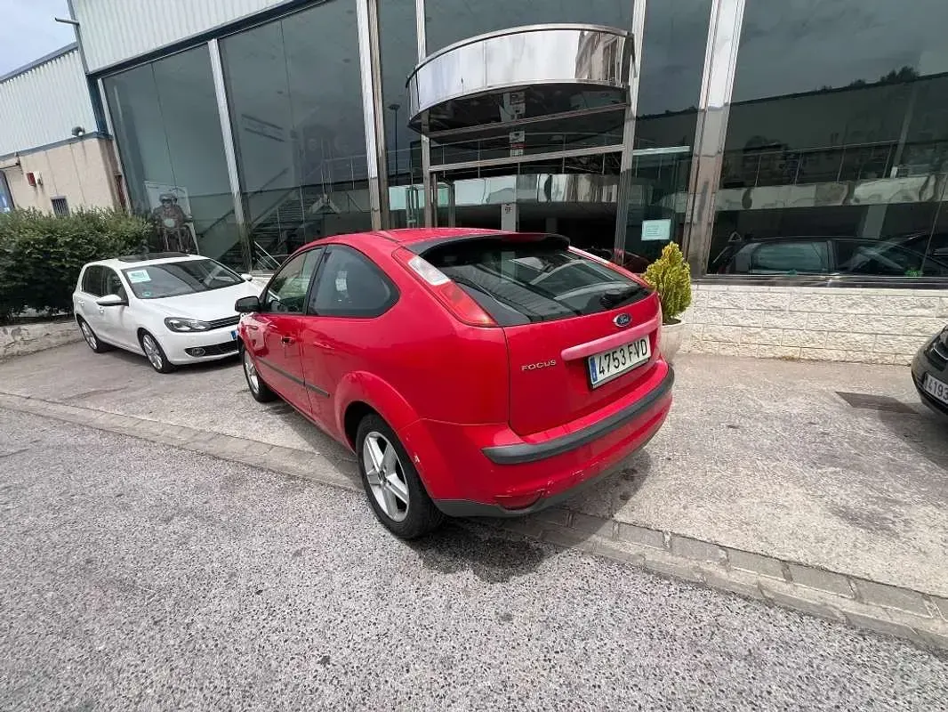 Usado Ford Focus Sport 116 CV (85 kW) 2007 Rojo Utilitario