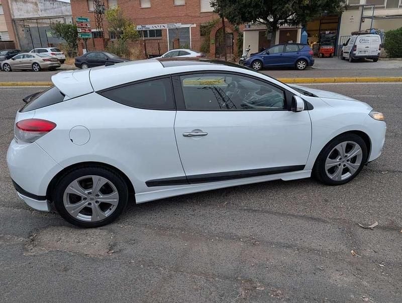 Usado Renault Mégane III Dynamique 131 CV (96 kW) 2010 Blanco Coupe