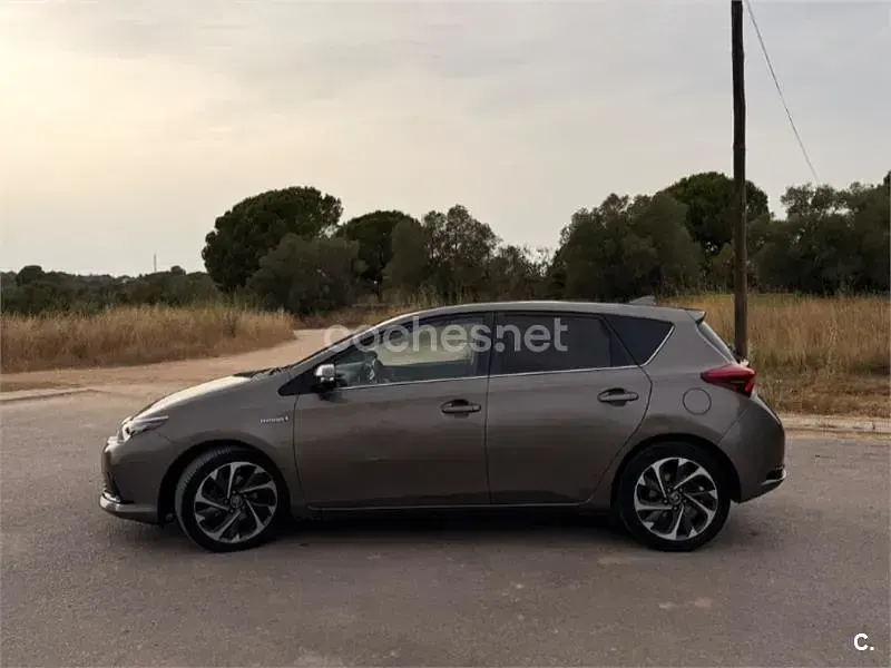 Usado Toyota Auris Hybrid 136 CV (100 kW) 2016 Gris / plata Berlina