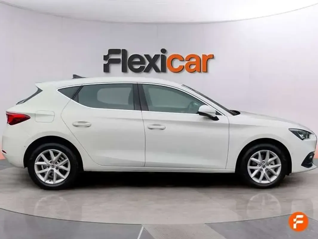 Usado Seat Leon Style 150 CV (110 kW) 2025 Blanco Berlina