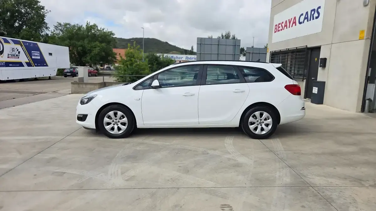 Usado Opel Astra Selective 140 CV (102 kW) 2015 Blanco Familiar