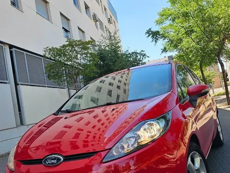 Usado Ford Fiesta Trend 82 CV (60 kW) 2009 Rojo Berlina