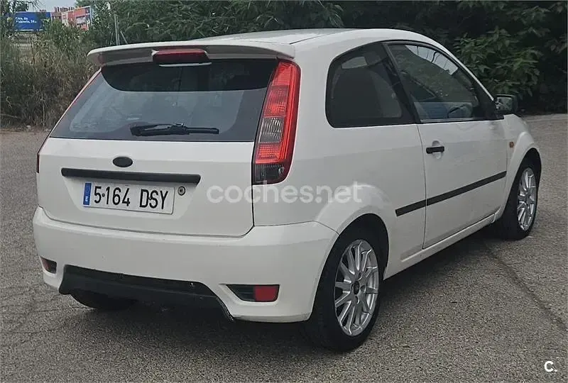 Usado Ford Fiesta 90 CV (66 kW) 2005 Blanco Utilitario