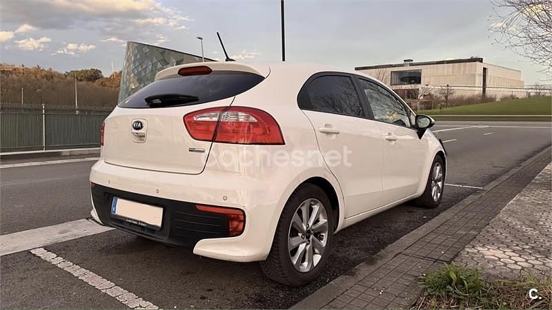 Usado Kia Rio 75 CV (55 kW) 2015 Blanco Berlina