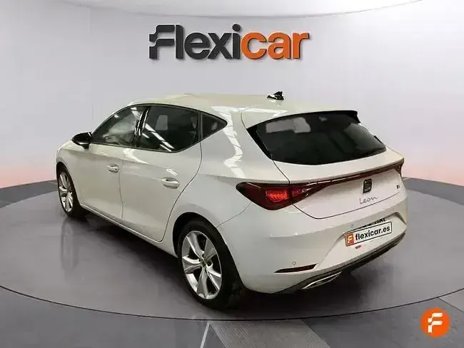 Usado Seat Leon Style 110 CV (80 kW) 2022 Blanco Utilitario