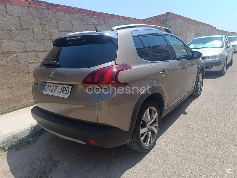 Usado Peugeot 2008 Allure 120 CV (88 kW) 2016 Marrón SUV
