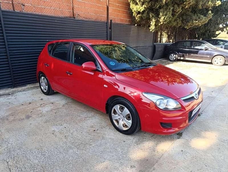 Usado Hyundai i30 Comfort 109 CV (80 kW) 2010 Rojo Utilitario