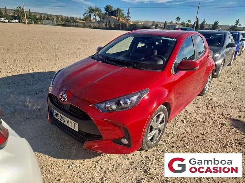 Usado Toyota Yaris Hybrid Active 116 CV (85 kW) 2025 Rojo Utilitario