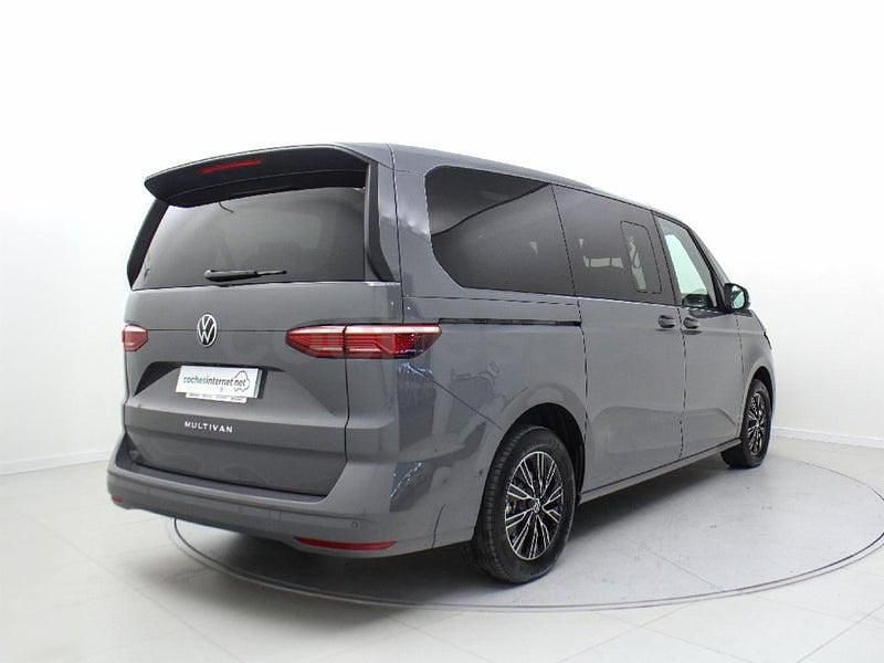 Usado VW Multivan Life 150 CV (110 kW) 2025 Gris / plateado Monovolumen