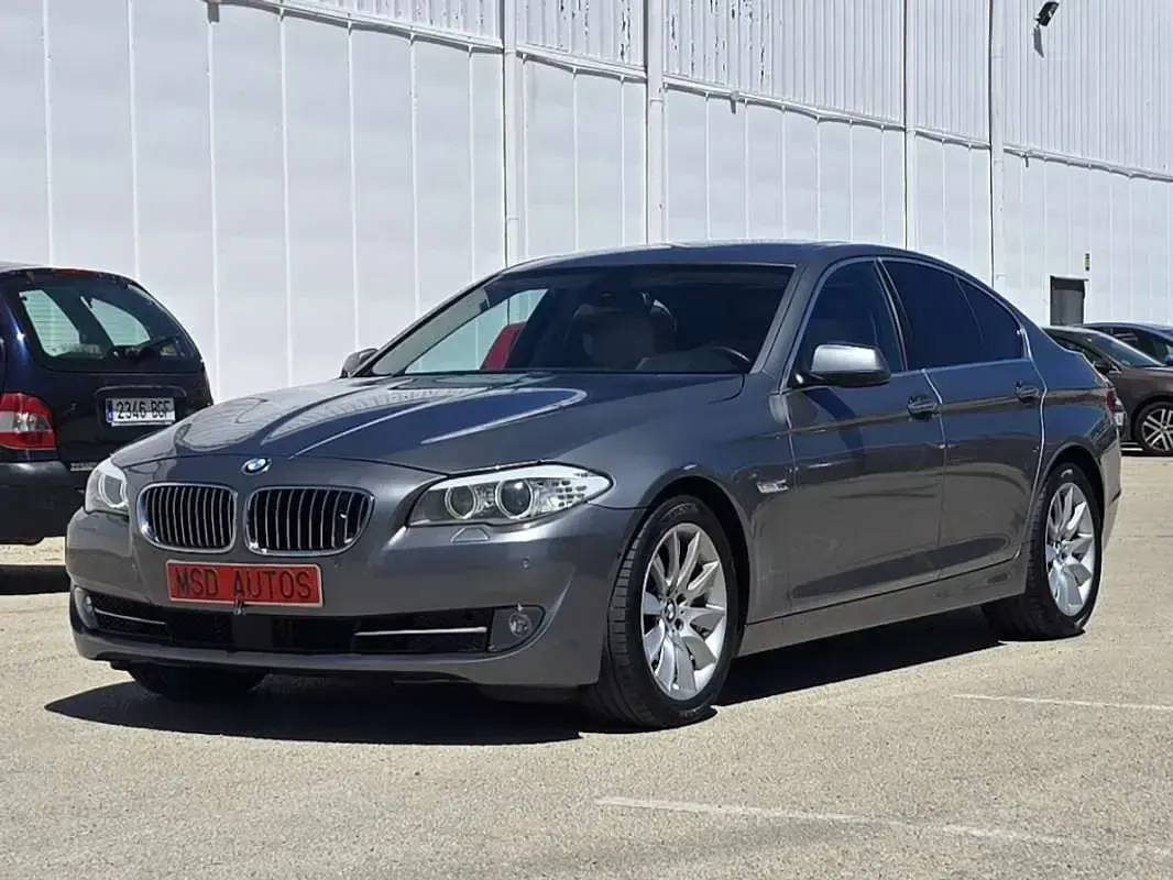 Käytetty BMW 530 Comfort Edition 245 HP (180 kW) 2010 Harmaa Sedan