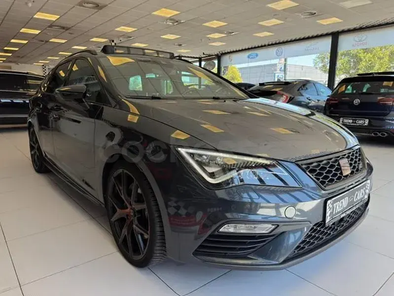 Usado Seat Leon 4Drive 300 CV (220 kW) 2020 Gris / plata Familiar
