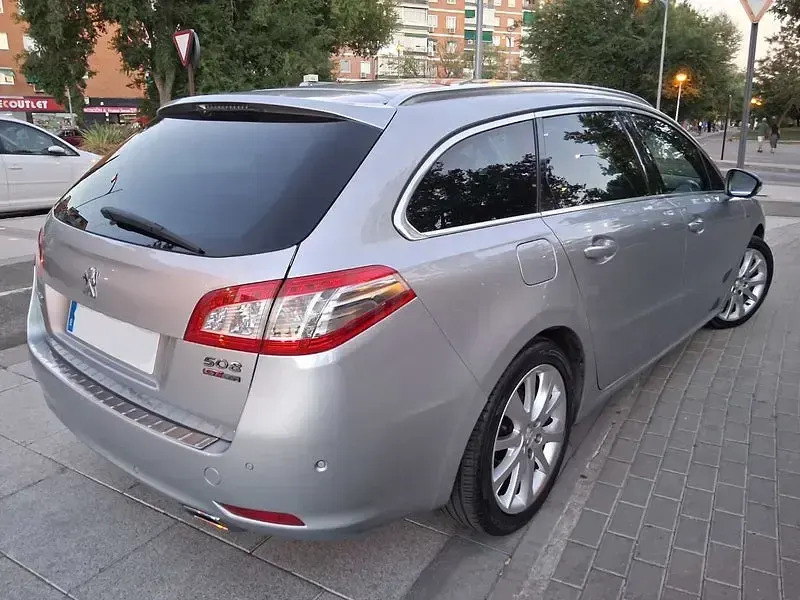 Usado Peugeot 508 SW GT-line 120 CV (88 kW) 2016 Gris / plata Familiar