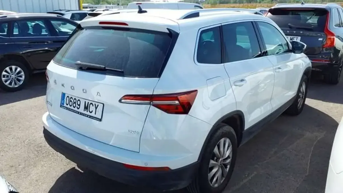 Usado Skoda Karoq Ambition 150 CV (110 kW) 2022 Blanco SUV
