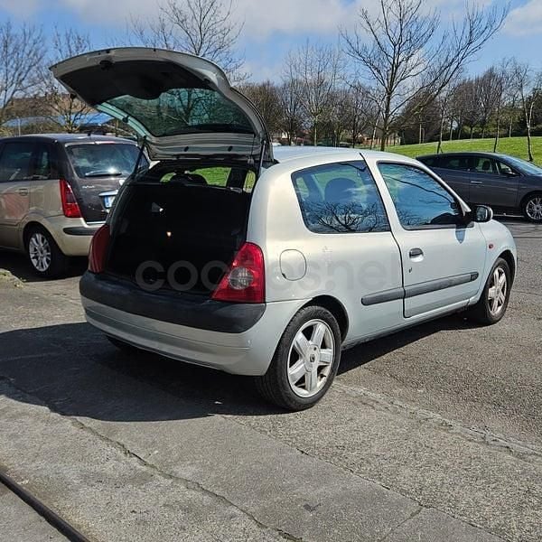 Usado Renault Clio II Expression 65 CV (47 kW) 2001 Gris / plata Berlina
