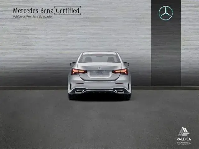 Usado Mercedes A180 AMG line 136 CV (100 kW) 2022 Plata iridio Berlina