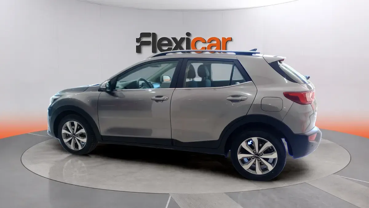 Usado Kia Stonic 101 CV (74 kW) 2024 Gris SUV